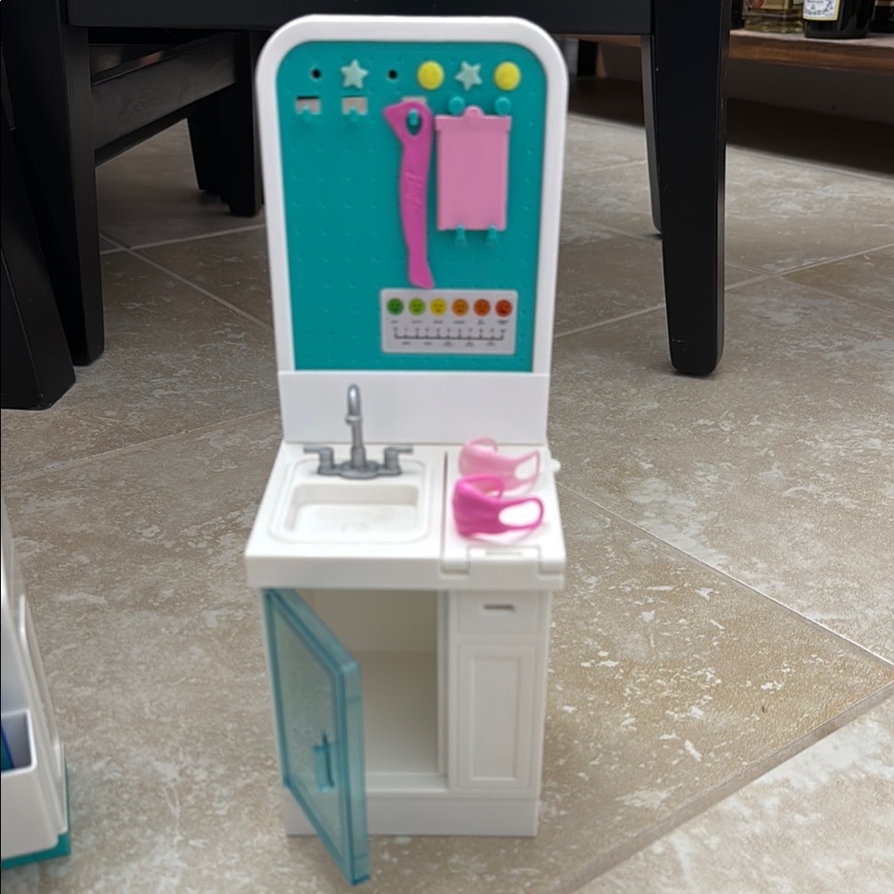 Dr Barbie Fast Cast Clinic Playset with Accessories - Picture 4 of 7